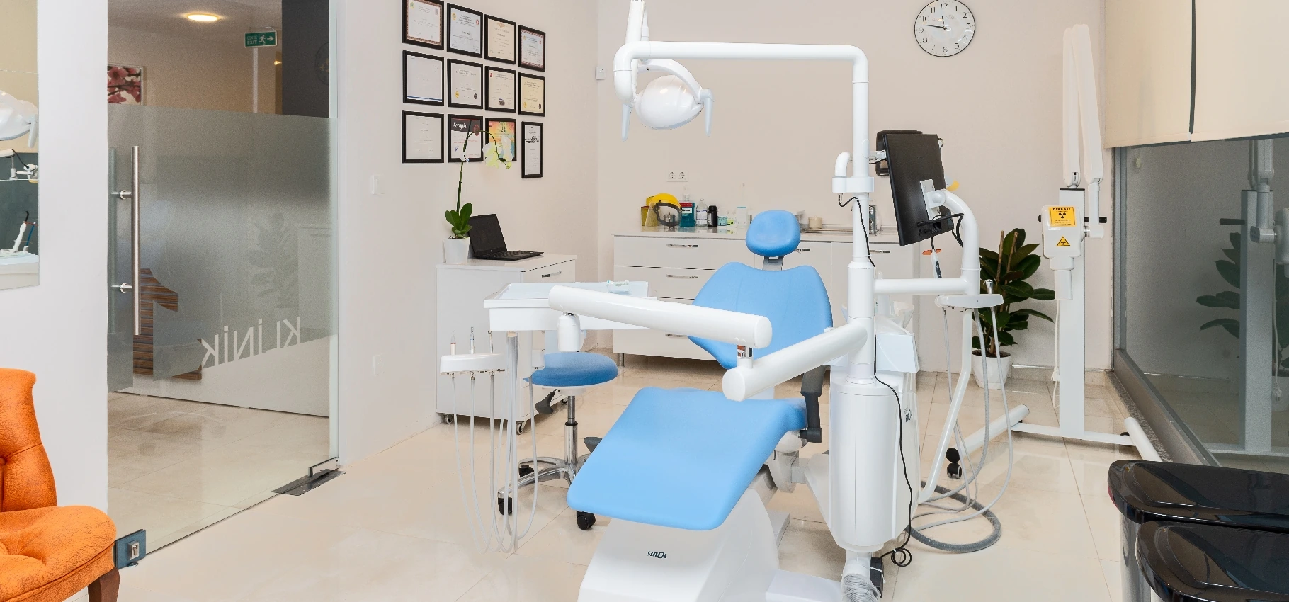 Treatment room with a dental unit at Radar Dent